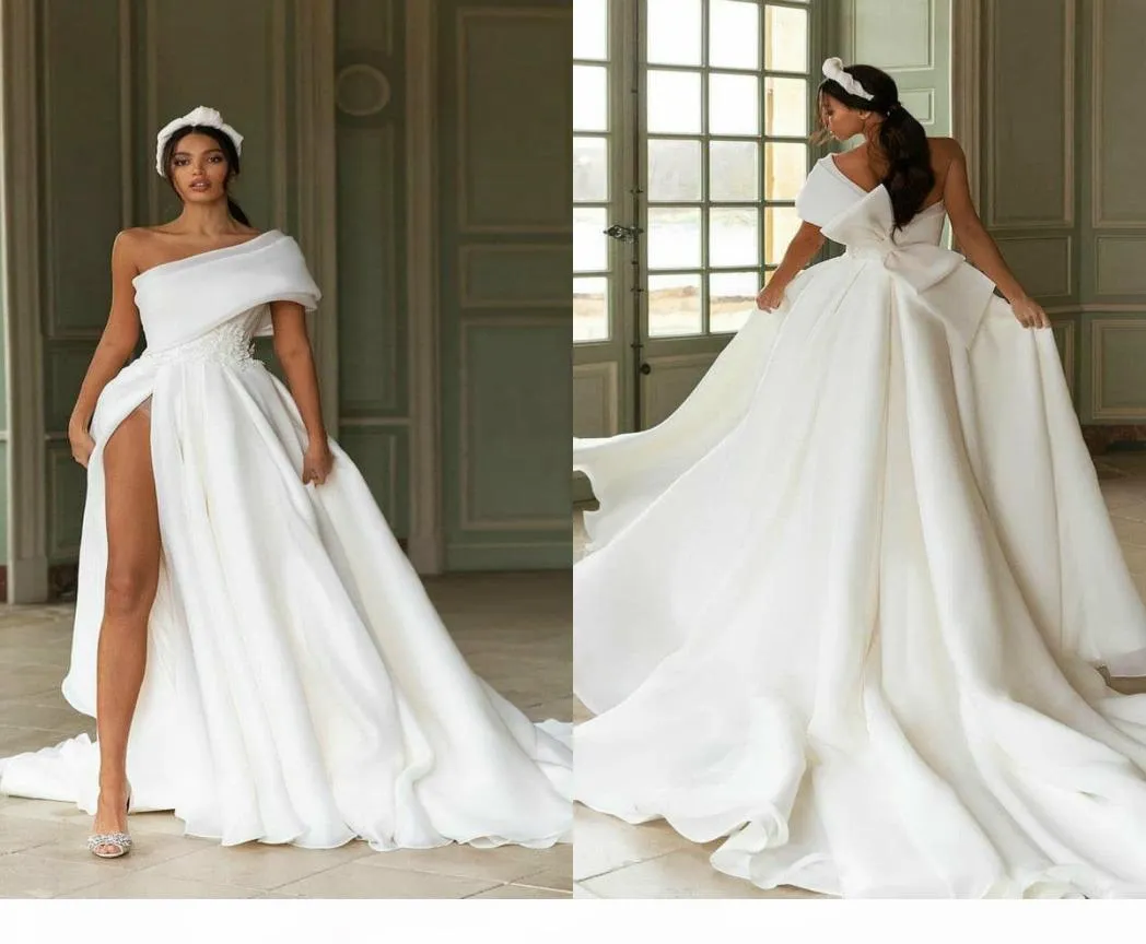 One Shoulder Float Wedding Dresses Thigh High Slit Appliqued 2020 New Bridal Gowns with Big Bow Sweep Train Robe De Mariee6097570