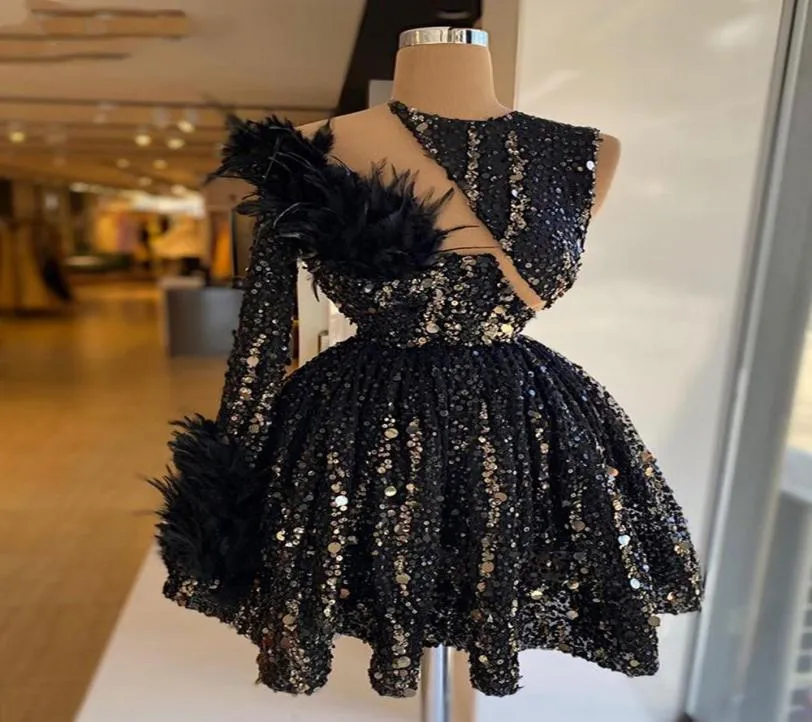 Vestidos de cocktail de penas brilhantes 2021 Única manga longa de luxo de luxo preto lantejoulas de lantejoulas de festas de partido