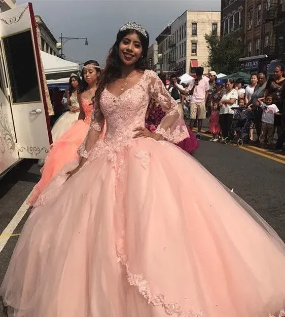 فساتين مصممة الخوخ الوردي فساتين quinceanera بالإضافة إلى حجم كرات مشرق ثوب طويل الأكمام الطويلة دانتيلا حزب حفلة موسيقية ملكة جمال ملكة جمال سوي