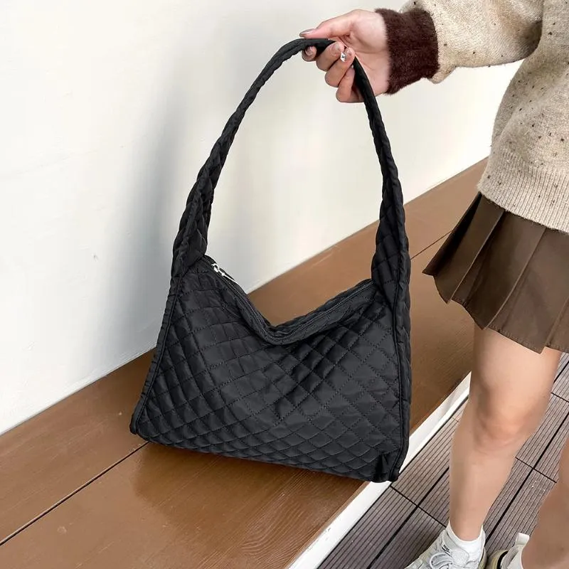 Axelväskor kvinnor quiltade handväska lättvikt underarmsäck blixtlås stängning satchel fast färg stor kapacitet för shopping resor