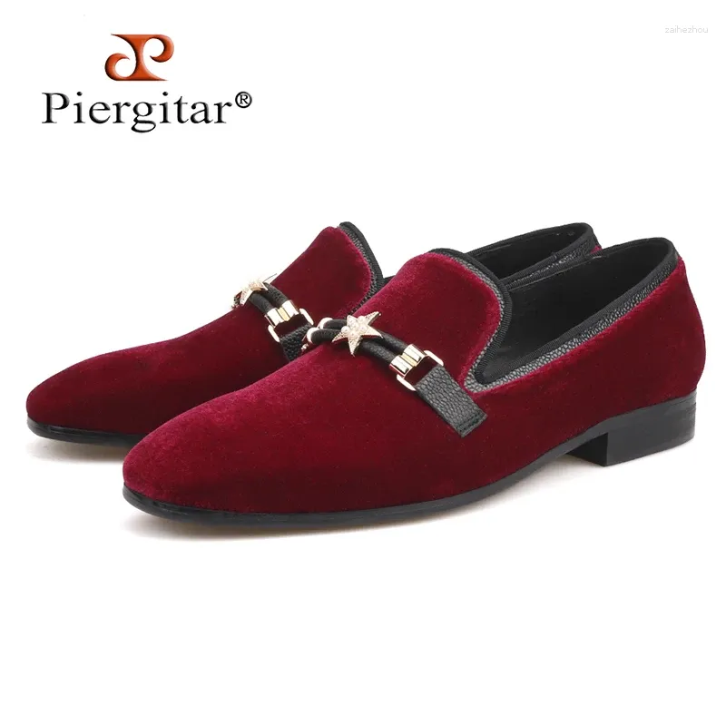 Chaussures décontractées Piergitar Style d'automne luxueux couleurs bordeaux hommes Velvet With Pearl Metal Buckle Fashipn Party and Wedding Mood