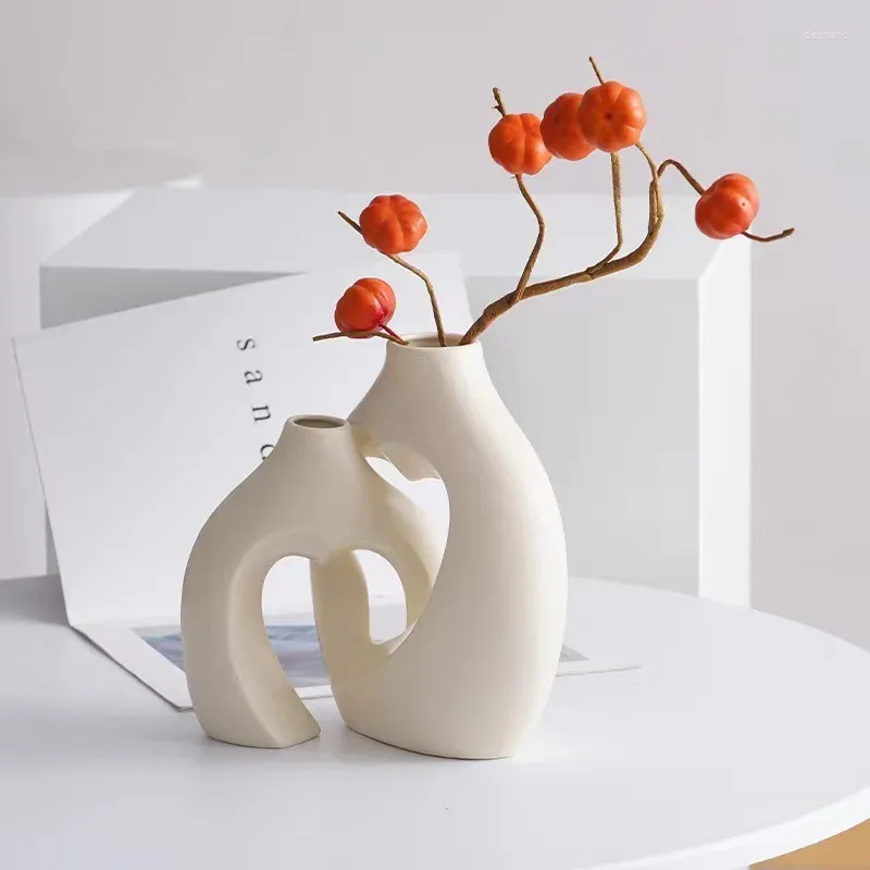 Vases 2PCS / Set Love Hollow Donut Ceramic Vase Pampas Grass Résumé Art incrusté Fleur Ornement esthétique Ornement Salon Home Decor