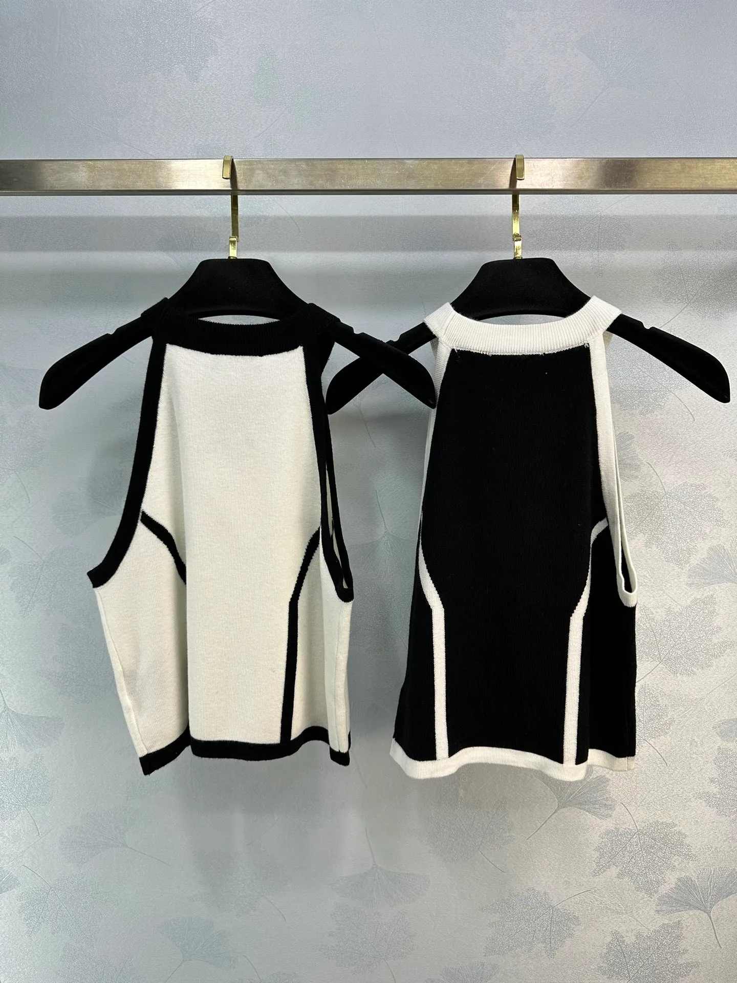 BA1 Główna kamizelka odzieżowa damska luksusowa marka designerska letnia klasyczna top czarno -biała kamizelka wiszącego szyi kamizelki szczupły sweter z dzianiny
