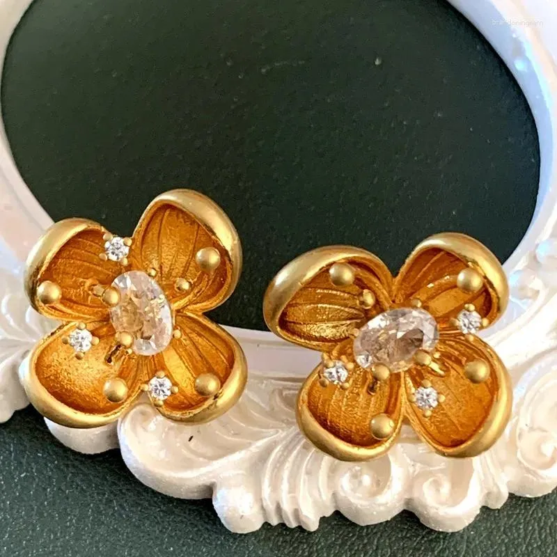 スタッドイヤリングヴィンテージスタイルのジュエリーS925シルバーピンと24kゴールドメッキブラス3次元の花のキュービックジルコン