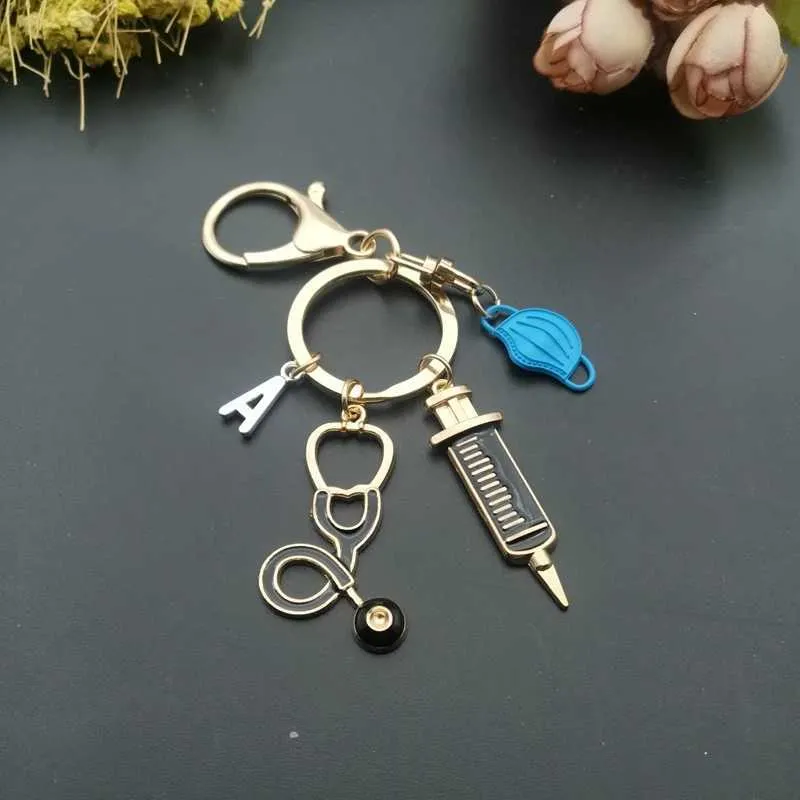 Keychains Lonyards A-Z Letters de trèfles de trèfle nouvellement conçu outil médical outil stéthoscope Syringe masque facial Keyring Nurse Gift Souvenir Q240403