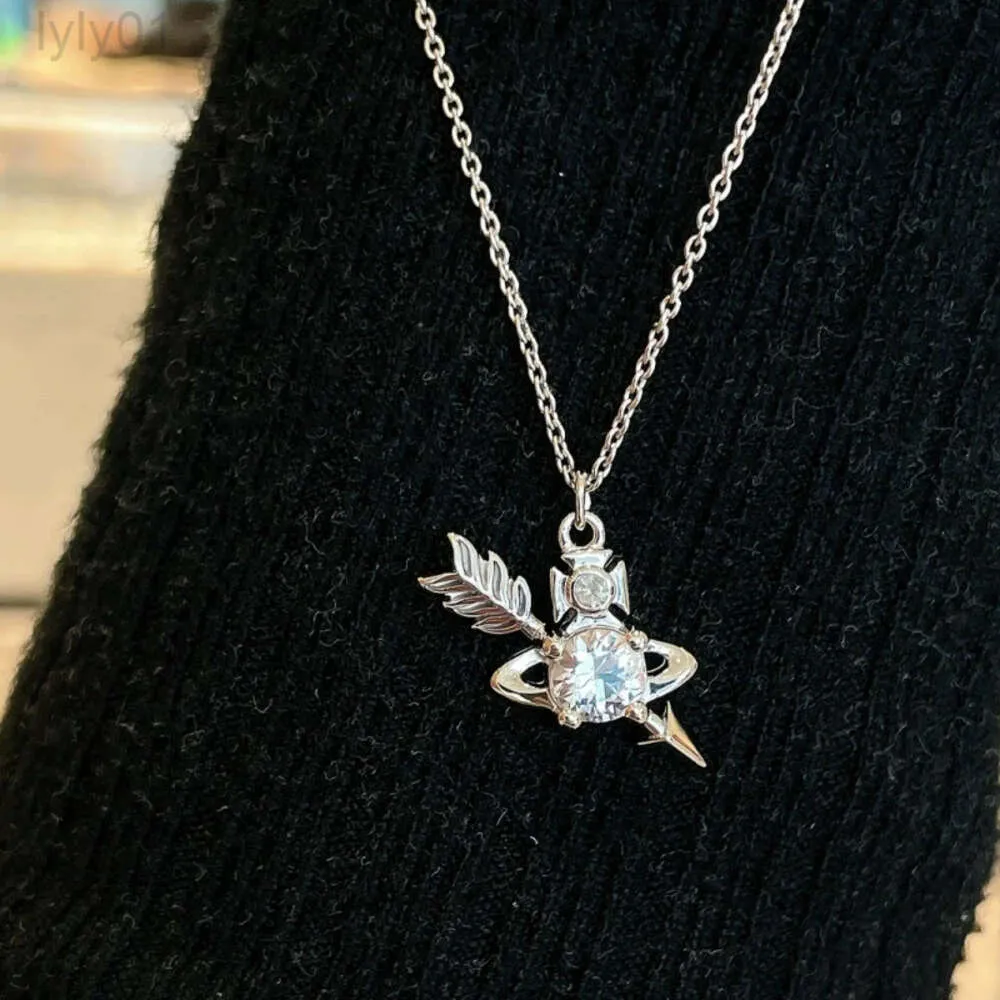 Designer viviane westwood Jewelry Empress Dowager Xis Valentines Day One Arrow Piercing Heart Saturn Zircon Necklace Light Luxury and Versatile Style Sweater Chai