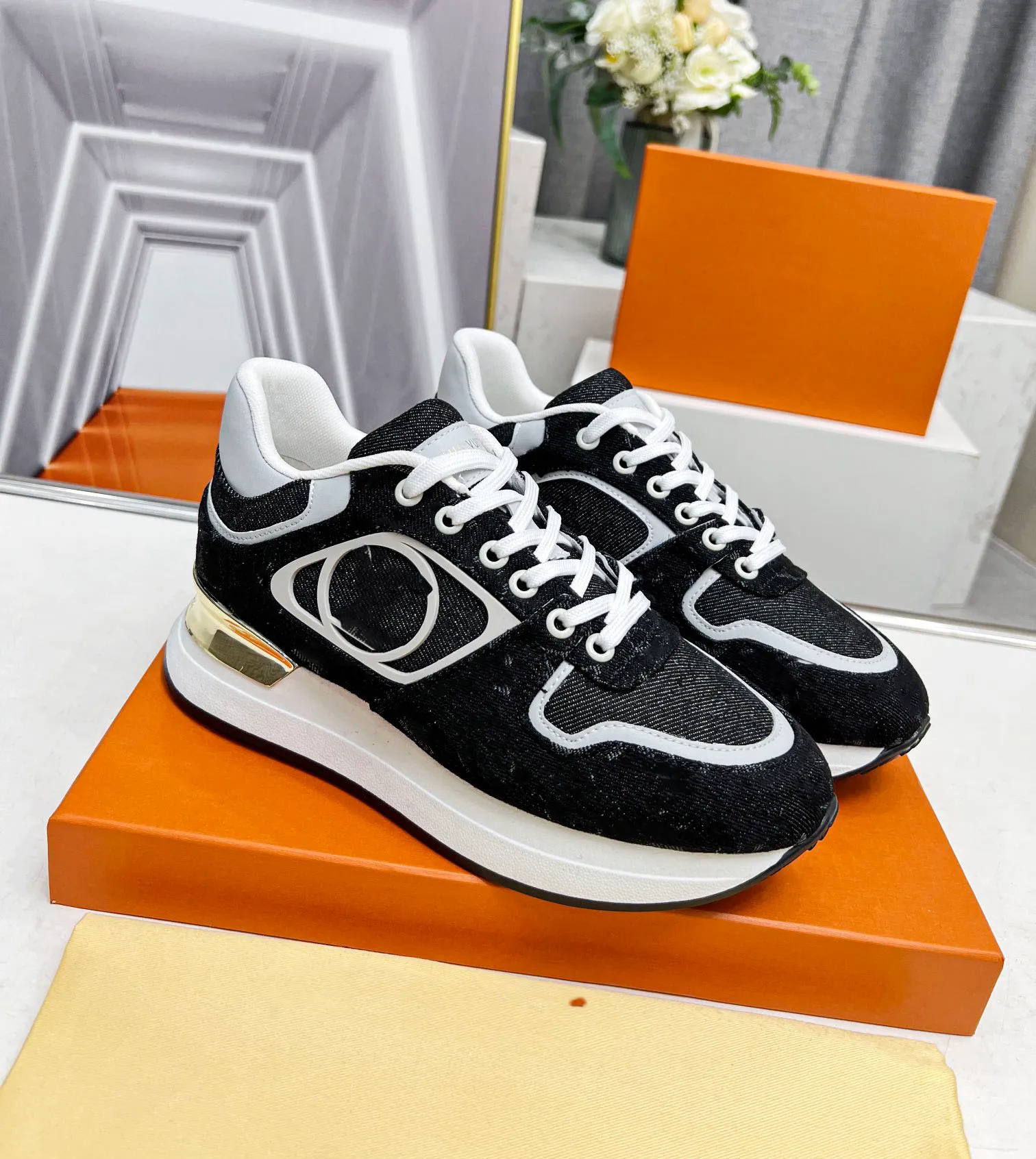 Designer Run Away Running Shoes Fashion Sneakers Womens Luxury Sports Shoe Chaussures Casual Trainers Classic Sneaker Woman fghfgh