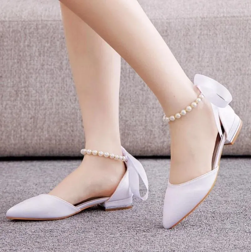 Klädskor kvinnor sexiga pumpar vit siden pärlor brud pekade tå spänne band sandaler 2 cm tjocka höga klackar