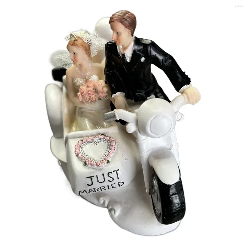 Fournitures de fête Valentin Gift Groom Wedding Resin Decoration Fashion Cake Topper Topper Bride on Motorcycle Figurine Ornement