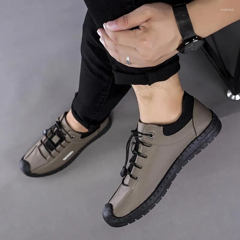 Buty swobodne 2024 Wodoodporne małe skórzane gumowe gumowe płaskie obcasy mokasyki buta