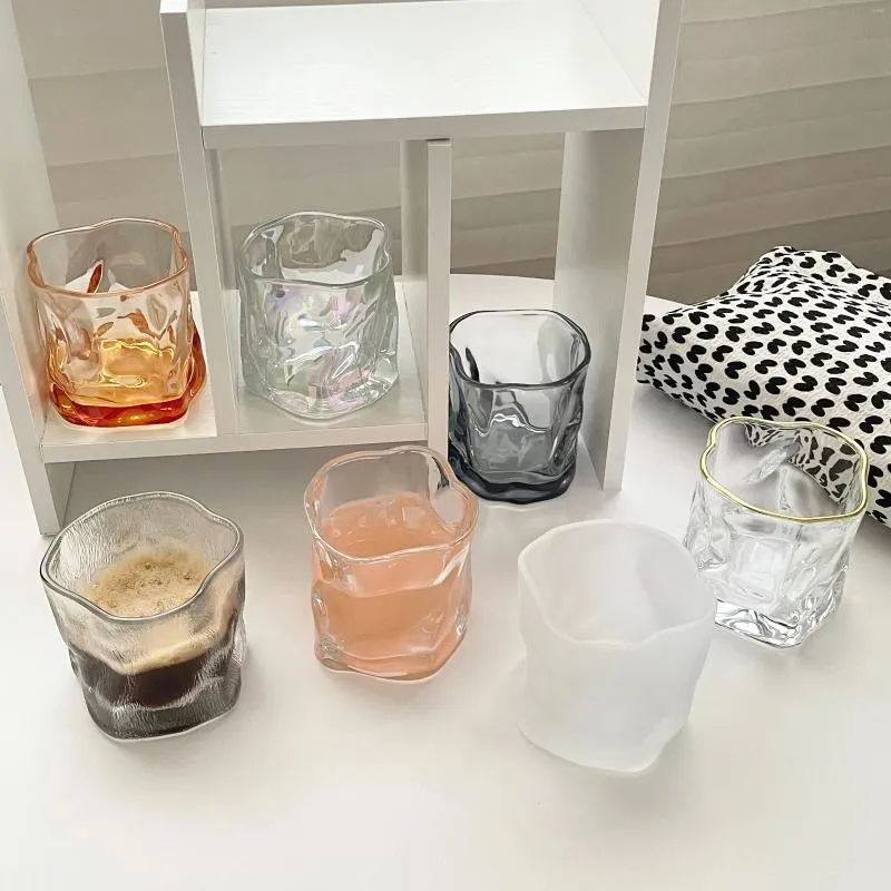 Verres à vin 2pcs / ensemble Europe Creative Whisky Irrégule Verre mignon tasse de café coloré lait coloré Bar Fashion Home El Party Drinkware