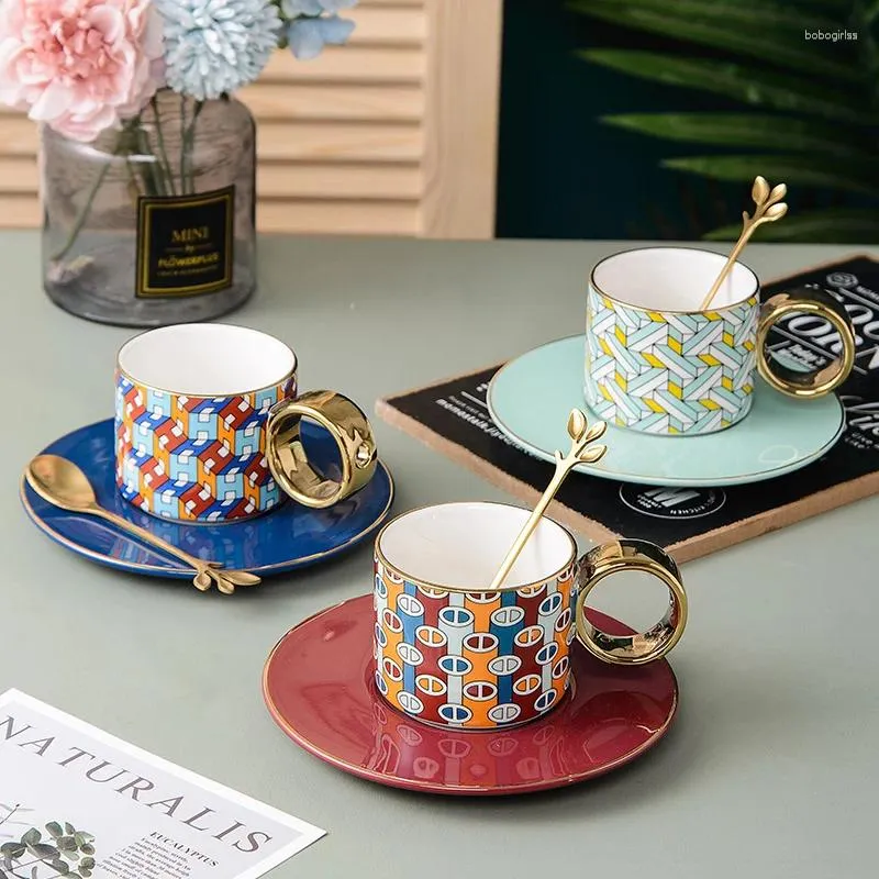 Tasses Saucers Retro Ceramics Coffee tasse de café et soucoupe avec cuillère grande poignée en or mange de thé l'après-midi de style l'après-midi.