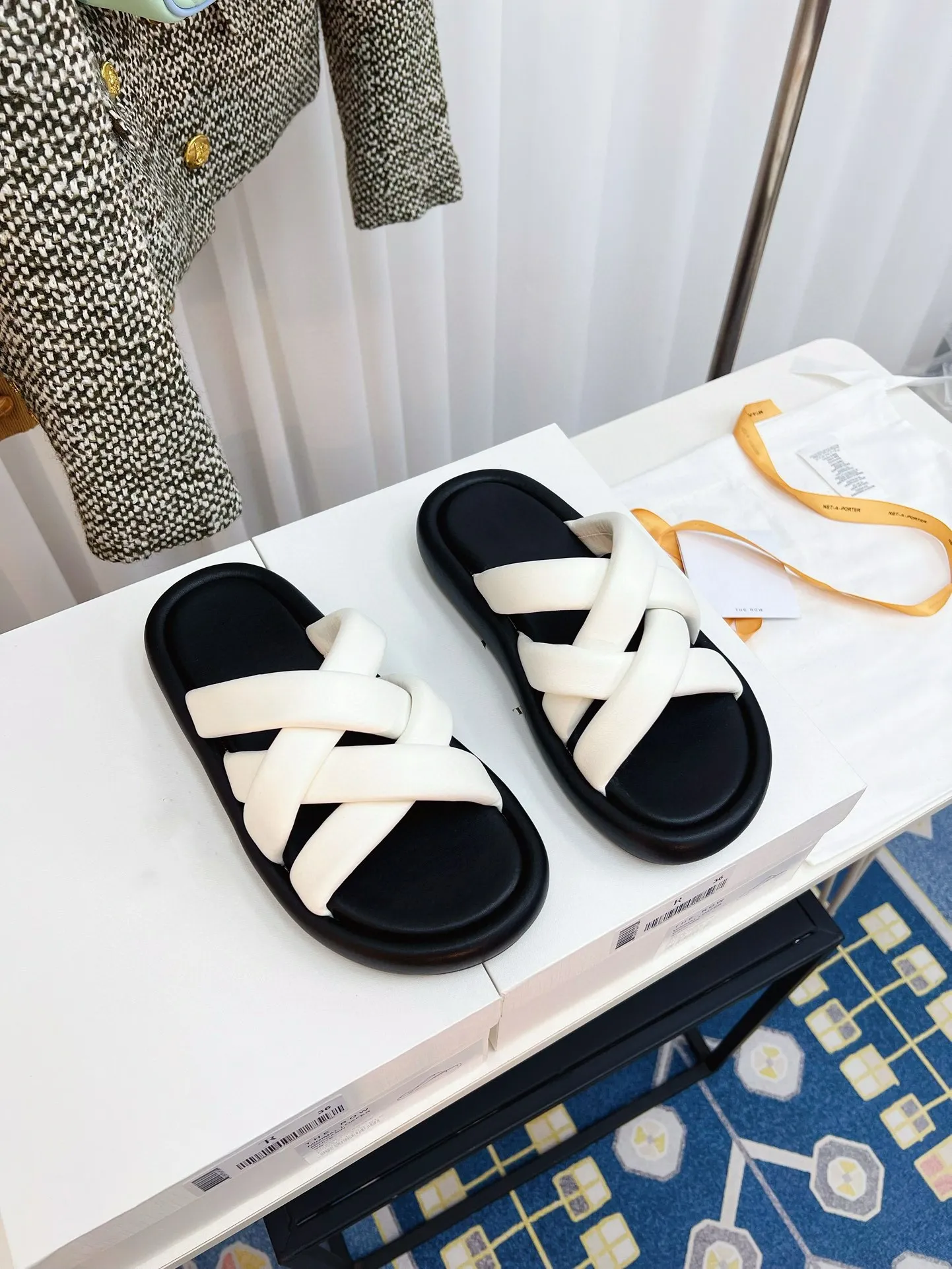 Fashion designer flat slippers ladies flip flops simple youth moccasin shoes suitable for spring summer hotels beaches other places flower