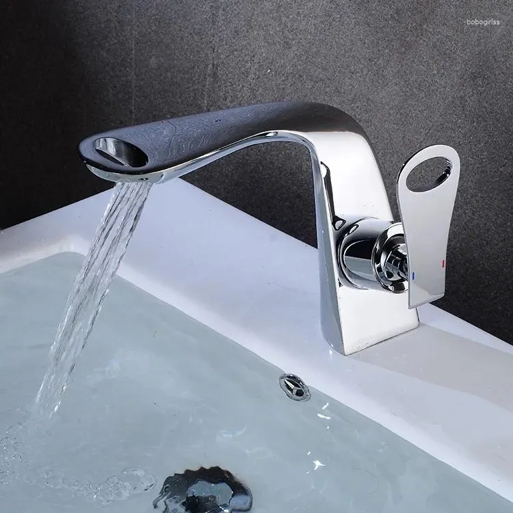 Rubinetti del lavandino del bagno Valvola di miscelazione in rame in stile europeo e bacino freddo Tipo di cascata del rubinetto del rubinetto.