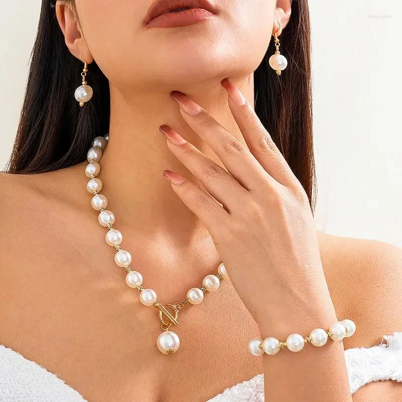 Kedjor 2024 Golden Color Imitation Pearl Pendant CLAVICLE NECKALCE FÖR KVINNA GIRLTER SLICATE HANDBODA BEADED METAL EARRINGS NACKLAMS SET