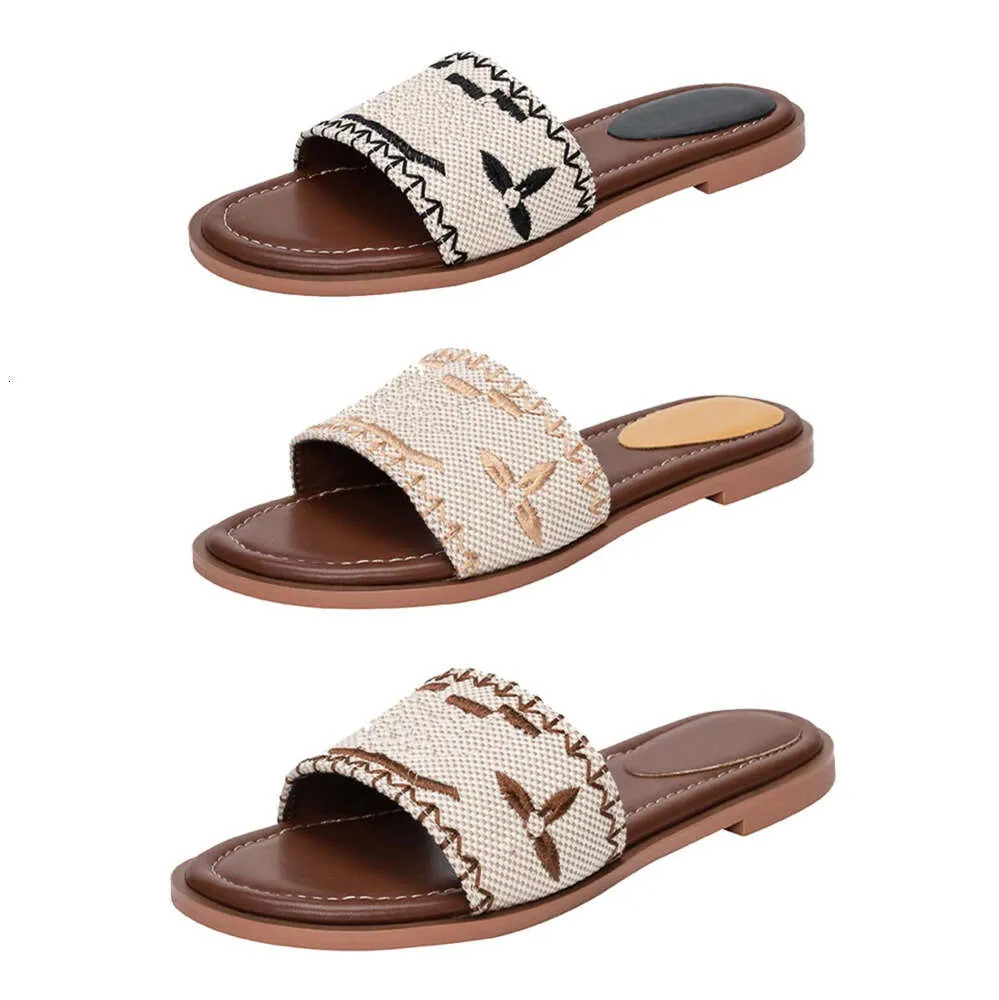 Designer Sandales plates Luxury Slippers Fomens Broider Fashion Flip Flop Lettre pour Summer Beach Slide Dames Low Heel Shoes Bata