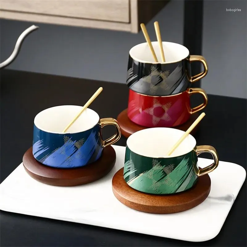 Tassen Untertassen Europäischer Stil leichter Luxus Kaffeetasse mit Holzschale Keramikmilchbecher Gold bemalt Nachmittag Tee Paar Wassersaft Wassersaft