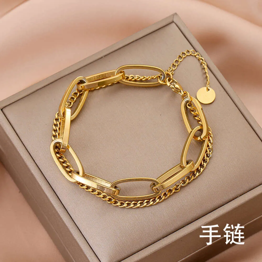 Titanium Steel Material Fashionabla Gold Long Chain Pendant, dubbelskikt tjockt armband, kvinnors trendiga varumärke Tillbehör