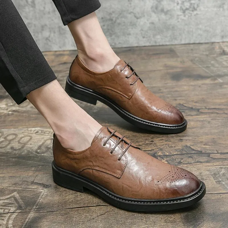Lässige Schuhe Männer kleiden italienische Leder -Slip auf Mode Moccasin Glitter Formaler männlicher männlicher Punkt für 2024