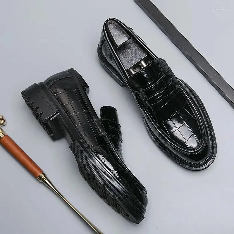 Buty swobodne czarne mokasyny mężczyźni geometryczny wzór skórzany oddychany wsuwany, solidny ręcznie robiony rozmiar mympera 38-46 B320