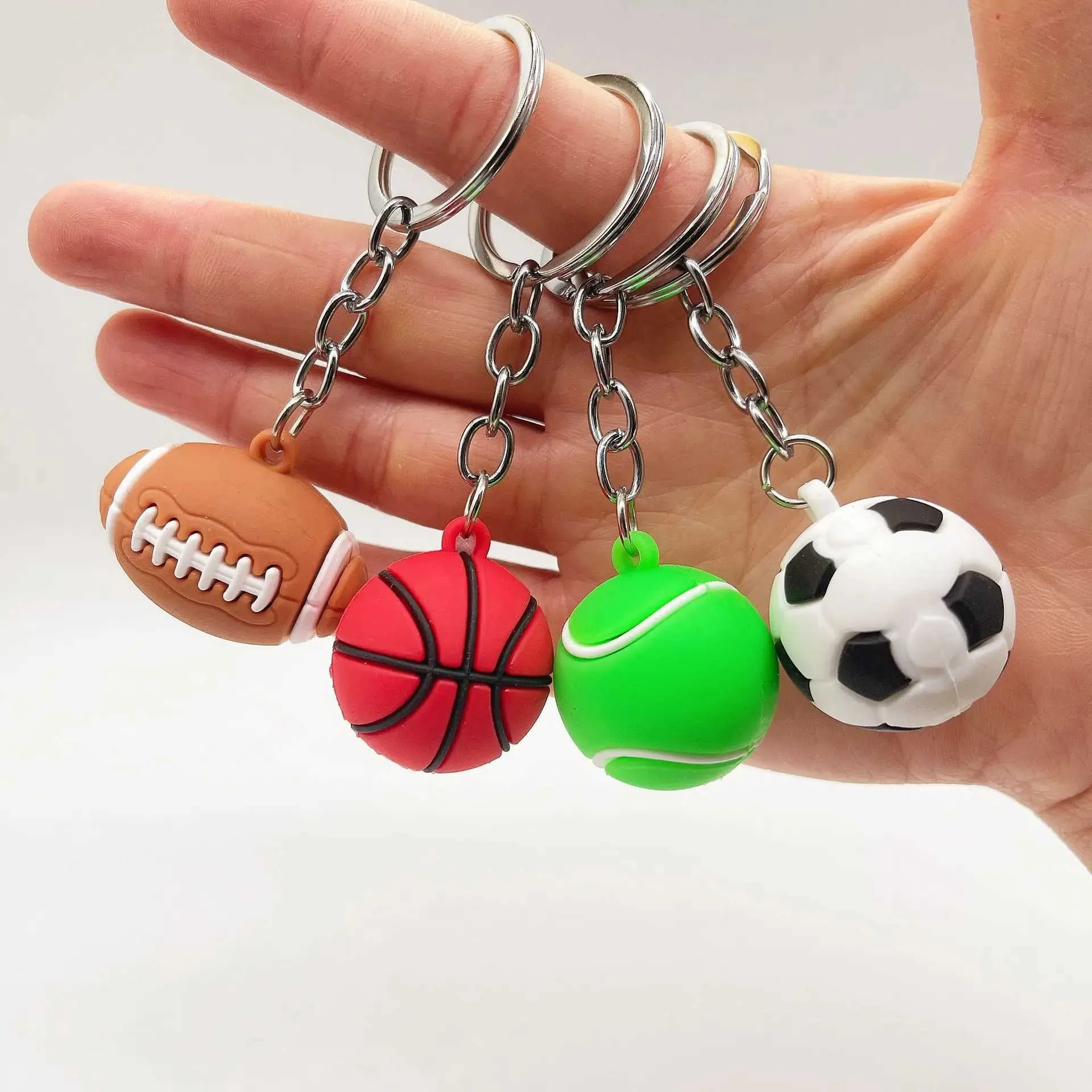 Keychains Lanyards Nouveau simulation Mini 3cm football Keychain Basketball Tennis Rugby Clé Global cadeau K5123 Q240403