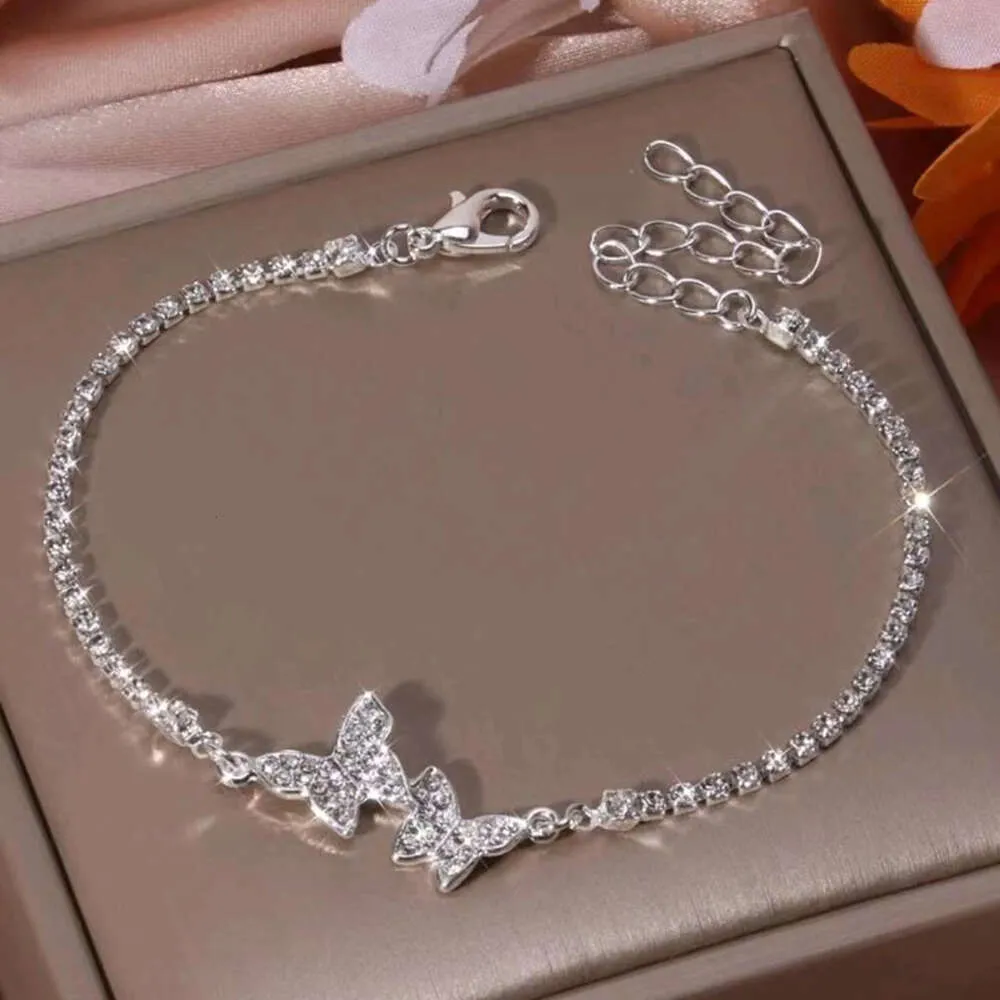 Bracelet léger tirant sur Butterfly avec incorporer un artisanat polyvalent pour la mode des femmes, des bijoux en diamant à eau petite et populaire