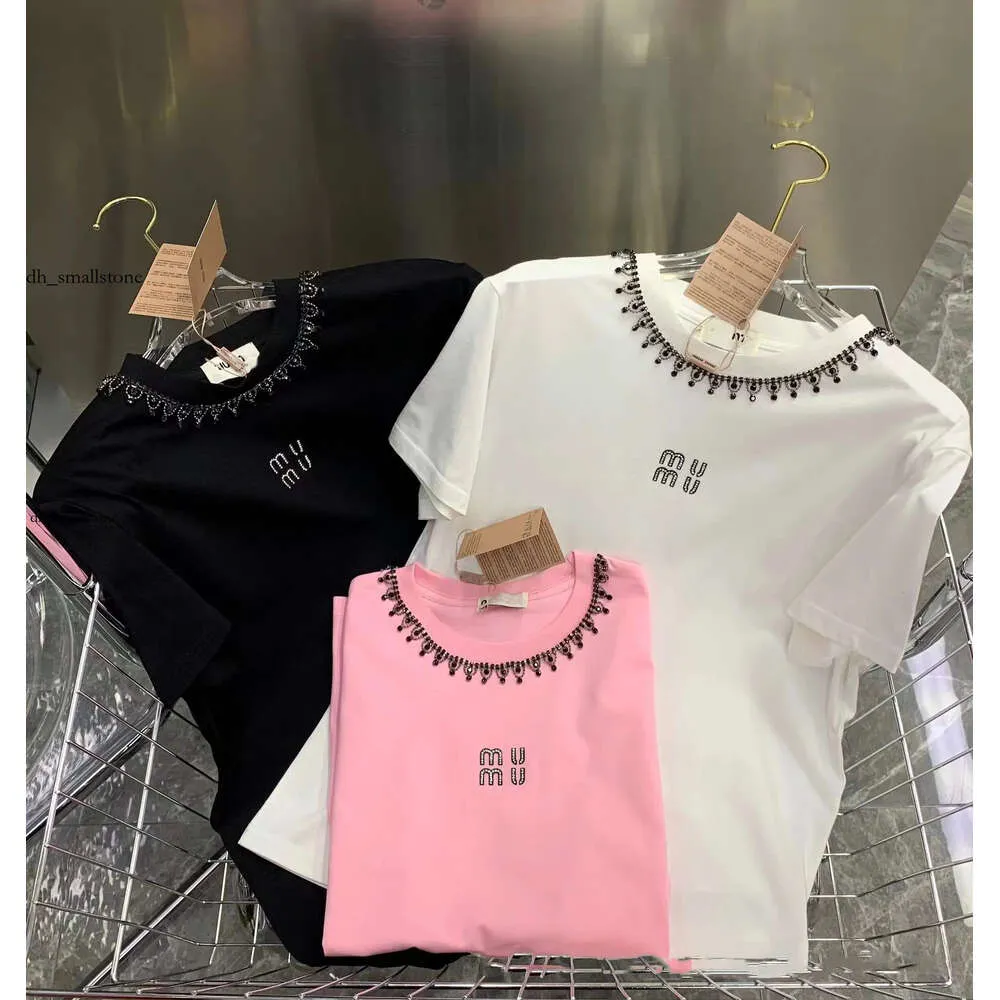 Miumiuss Summer Tshirt for Women T Shirt Women Clothing Letter Brodery Pärlor O-Neck kortärmad t-shirt Femme Loose Casual Crop Top 100% Cotton Tee 764
