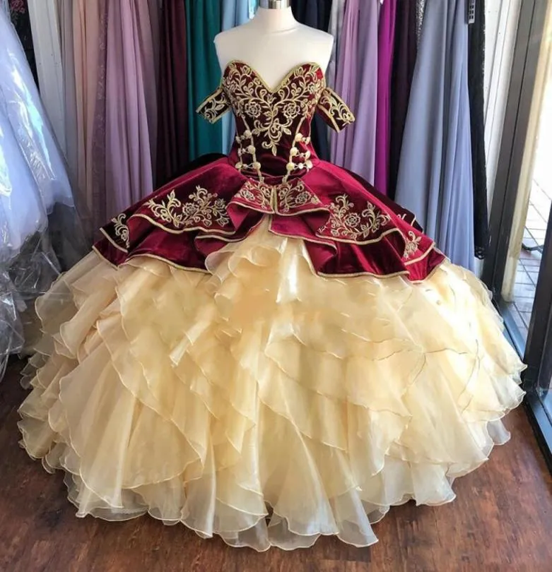 NOUVELLE BURGONDE ET CHAMPAGNE Velvet Quinceanera Robes de l'épaule Puffy Ruffles Sweet 15 Robe Broidery Robes de bal Longs Proms 9525203