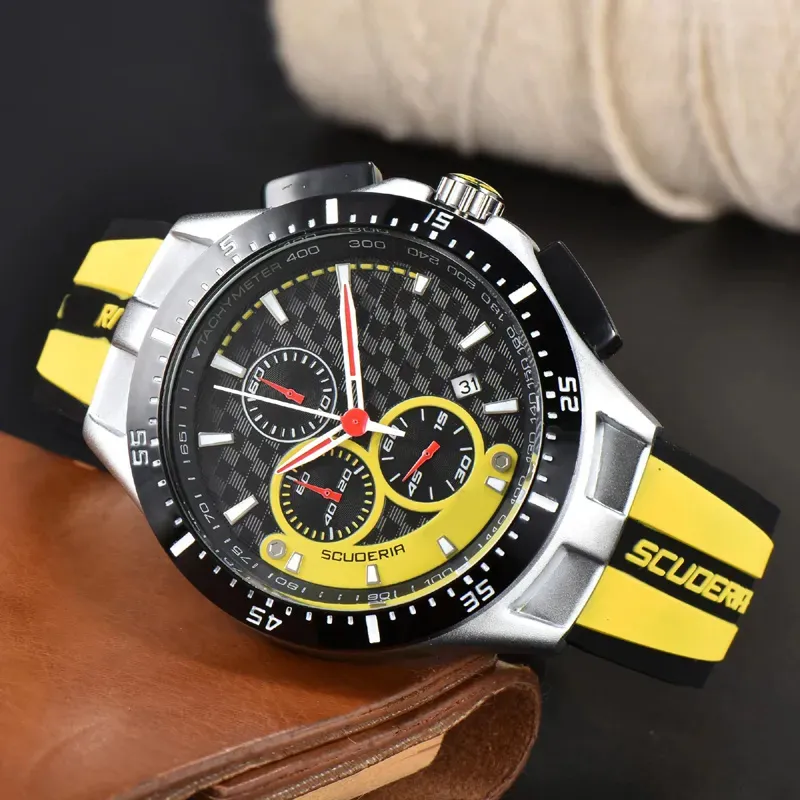 Watchmen 2024 hommes Regarder New Watch Top Bandraping Rubber Watch Band Business Quartz Casual Watch Men's Three Eyes Multifonction Chronograph FR-06