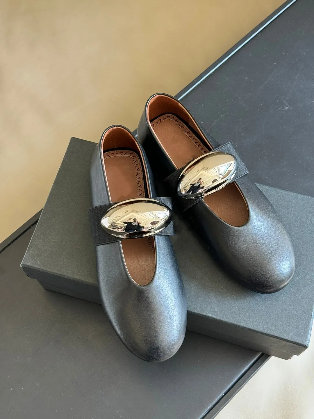 Женщина роскошная сандаловая дизайнерская обувь бренда с сандалиями на пальцах подлинный размер кожи от 35 до 41 ч. черные цвета быстрая доставка оптовая цена