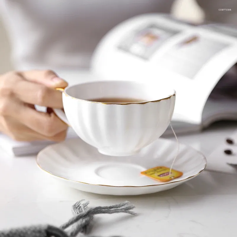 Coppe Saucers European Bone China Coffee Cup e Saucer Set Phnom Penh Ceramics inglese semplice tè pomeridiano latte