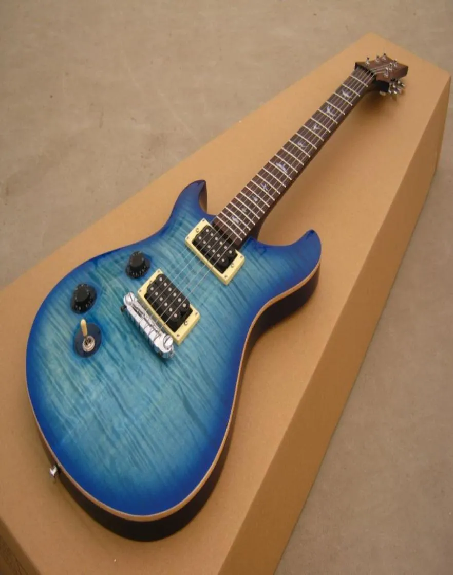 Uma nova marca de guitarra elétrica Veja através do instrumento musical da mão esquerda azul6515627