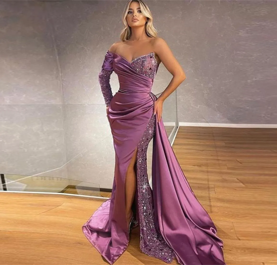 Фиолетовое одно плечо с длинными рукавами русалка вечерние платья боковые щели с блестками из бисера.