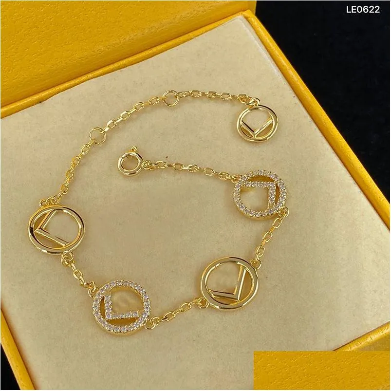 Charm Bracelets Takı Tasarımcıları Kadın Moda Kemer Mektubu F için Bilezik F Tasarımcı Gold Klasik Simpie Style Sandalye 2304128PE DRO DHKHB