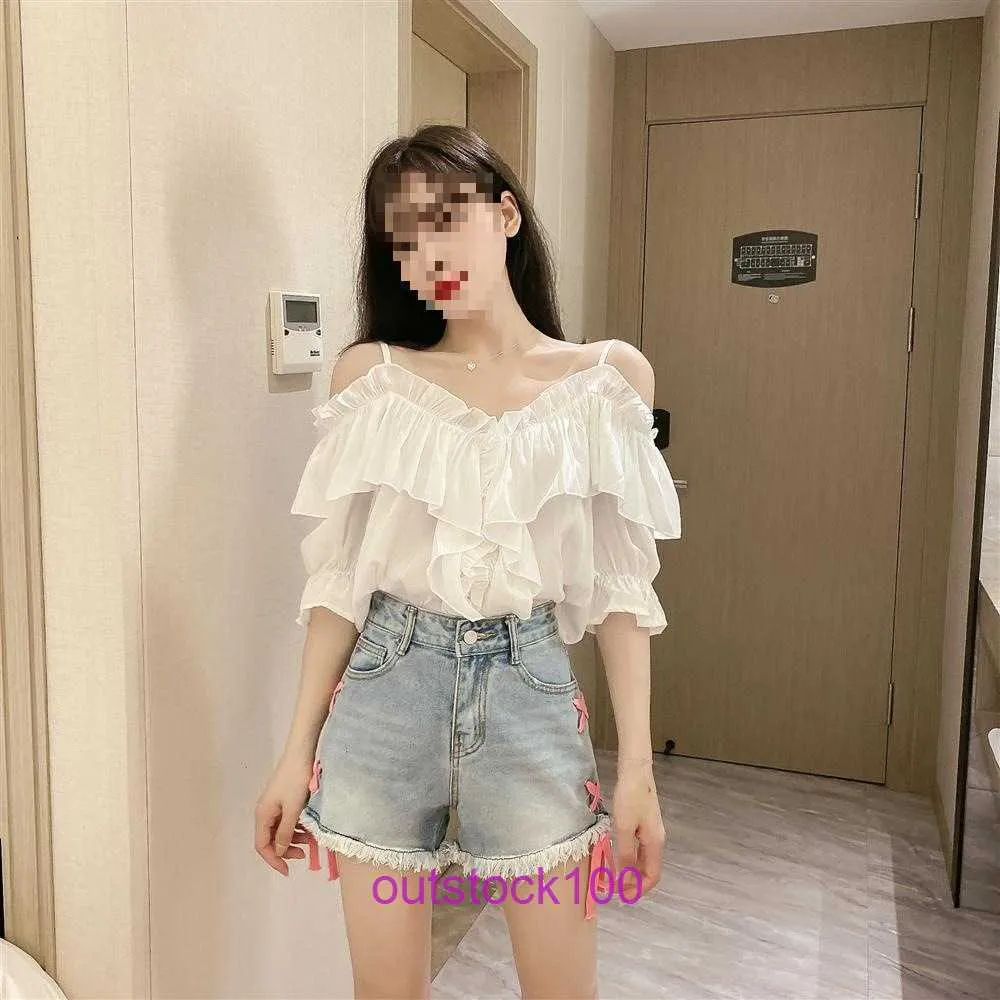 Fashion Mens Jeans Shorts Designer 2024 Nouveau The épaule White V-Neck Top Summer Cold Collier court à manches suspendues en mousseline de soie