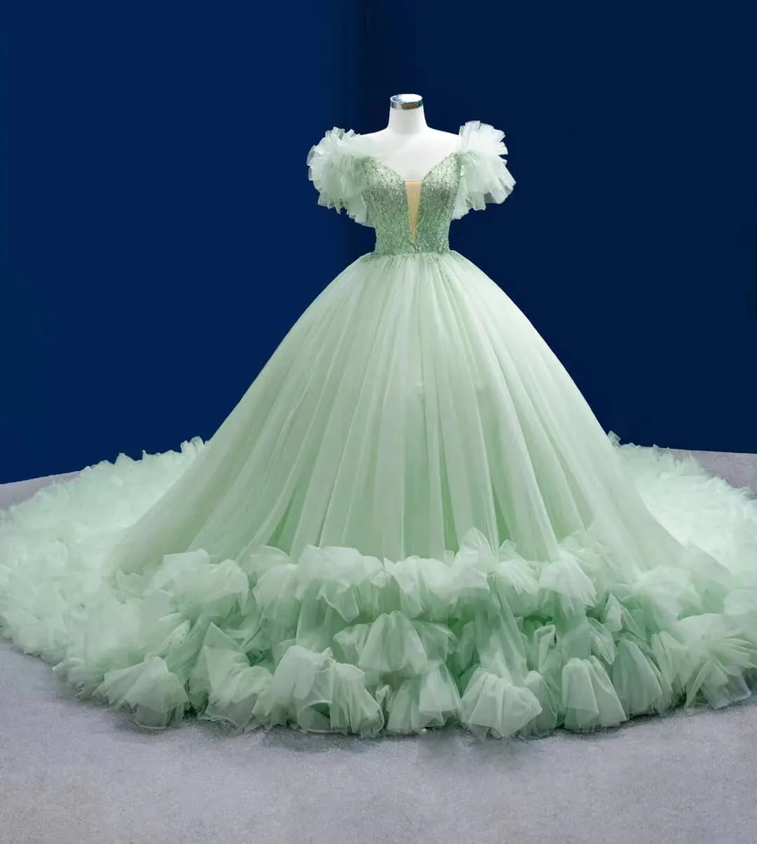 Sage verde tul de tul profundo vestido de pelota de cuello en v quinceanera se viste de las mangas del hombro de las perlas de la fiesta de la noche.