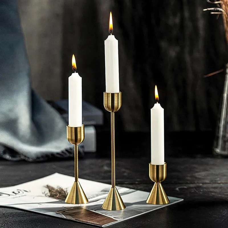 Titulares de vela Romântico Metal Candlestick Retro Bar Gold requintado Candelabra Tabela Tabela Europeia Partido de Casamento Decoração