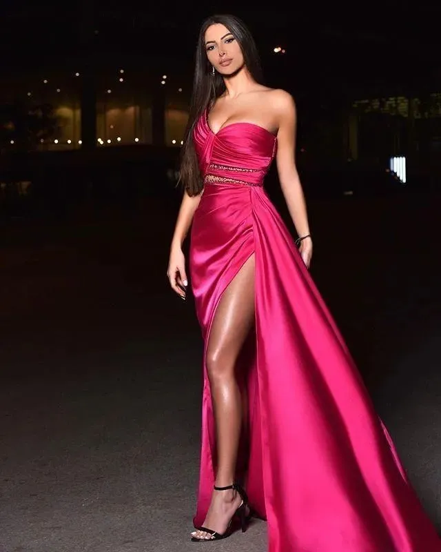 Modest Fuchsia Prom Dresses Satin One Shoulder Short Sleeves Slit Beaded Illusion Ruched Pleats Custom Made Evening Party Gowns Plus Size