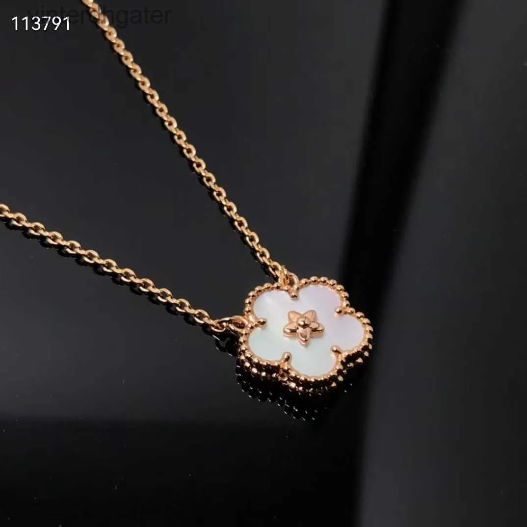 Hög version Original 1to1 Märke halsband Vancefe High Edition Plum Blossom Necklace For Women 18K Gold Light Luxury Rose Go Designer Högkvalitativ chokerhalsband