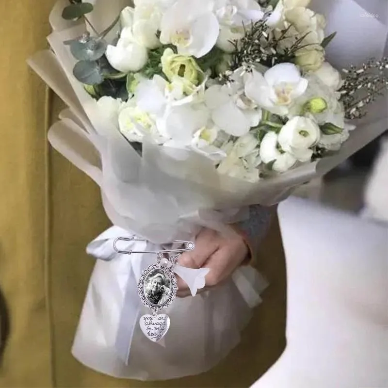 ブローチ楕円形のガラスカボコンboutonniere bouquet diy pin broochは、結婚式のパーティーのためのトレイハートチャームを作る