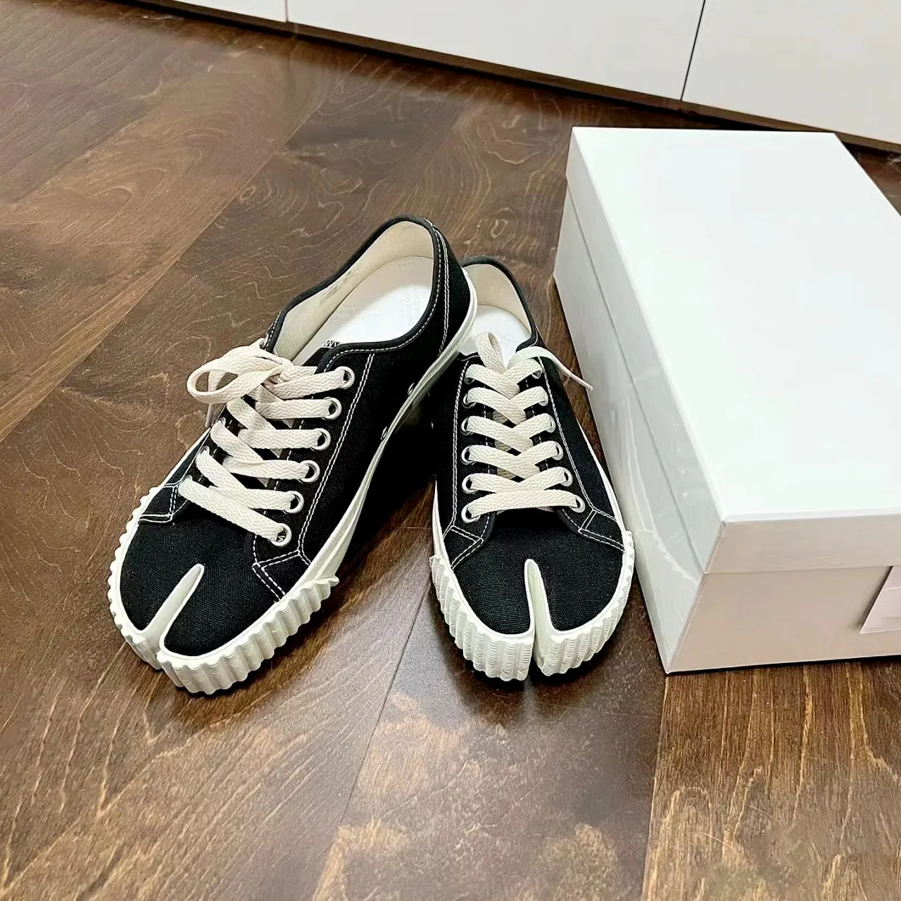 Luxurys Designer Shoes TABI Casual Shoe Maisons Sneakers Womans Mens Margielas Canvas Tennis Black White Flat Run Basketball Basso esterno esterno allenatore Girl Girl Gift