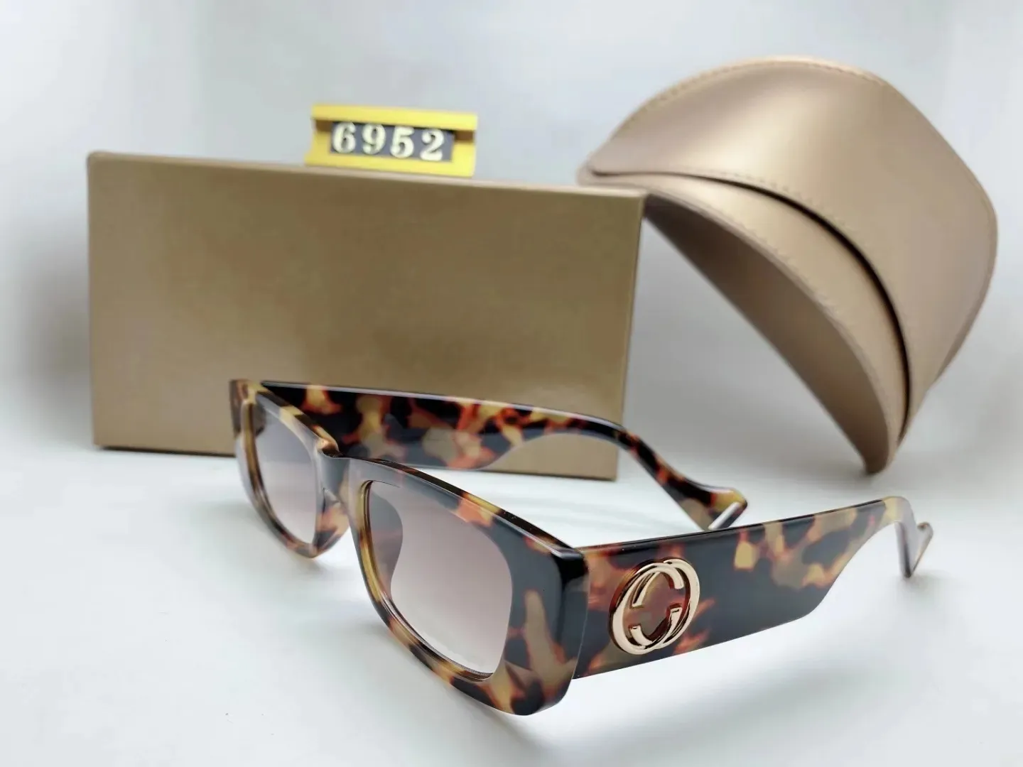 Óculos de sol de designer de luxo para mulheres atitudes de moda UV400 lente de proteção quadrada quadrada cheia de cor dourada com o logotipo lateral do lateral de ouro