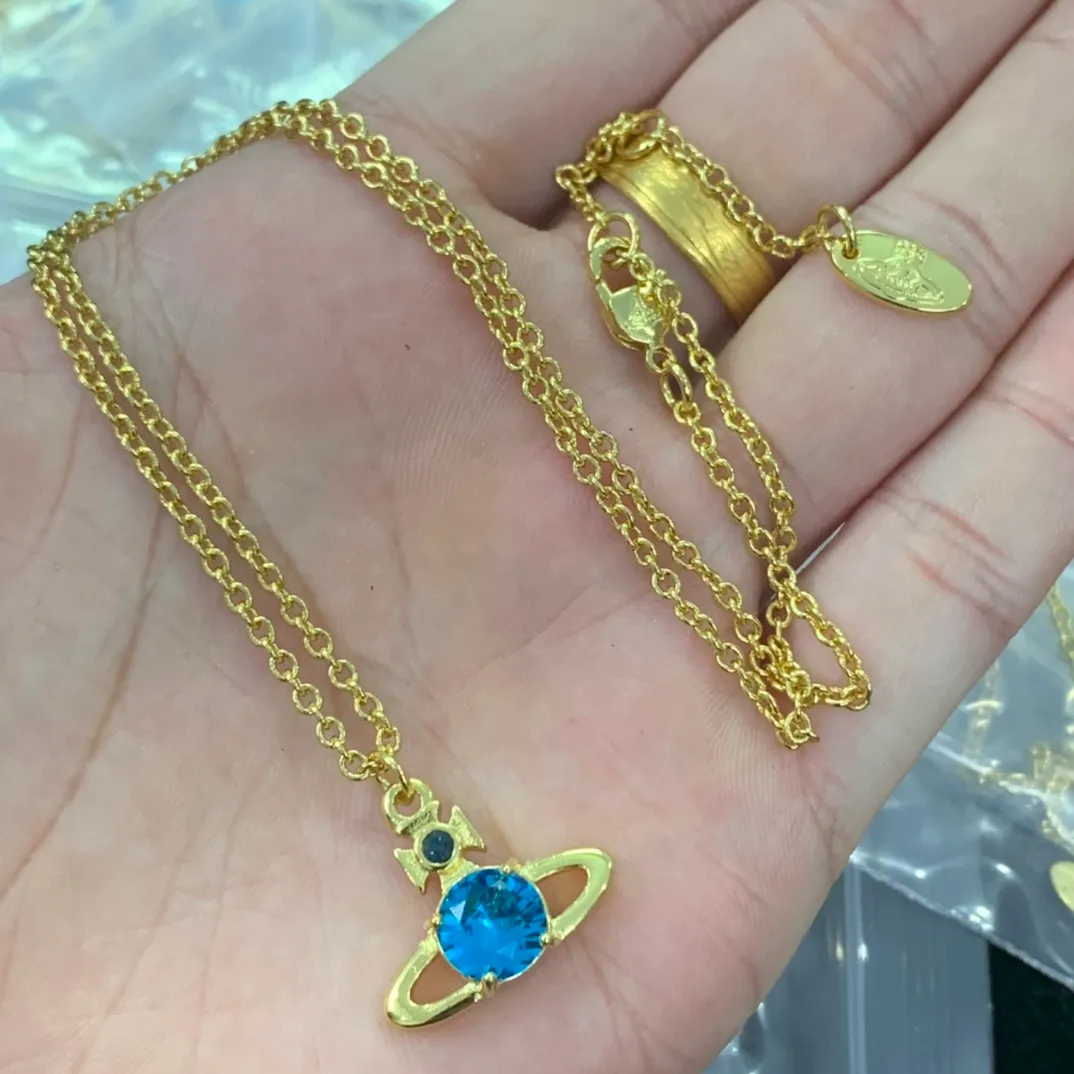 Yeni tasarlanmış Mayfair Bas Rölyef Kolye Kolye Satürn Moon Kadınlar Kristal Kapalı Orb Güvenlik Pin Motif Düğün Takı Setleri Tasarımcı Takı N02536