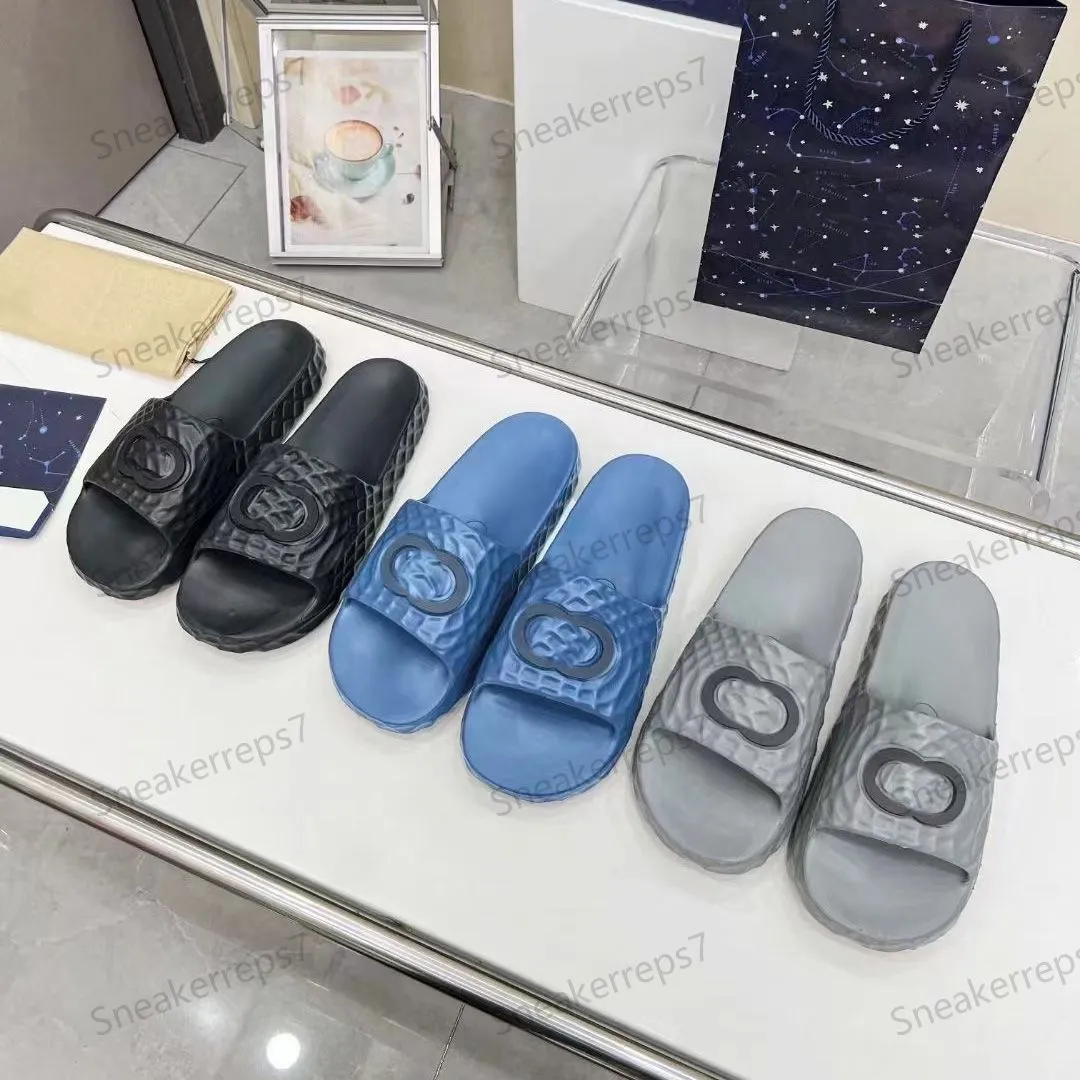 Neue Designer -Männer rutschen ineinandergreifende Buchstaben Hausschuhe Gummi -Sandalen Pool Slipper Slide nachahmen Wasserwellen strukturierte Gummi flache Outdoor -Modeschuppen im Freien