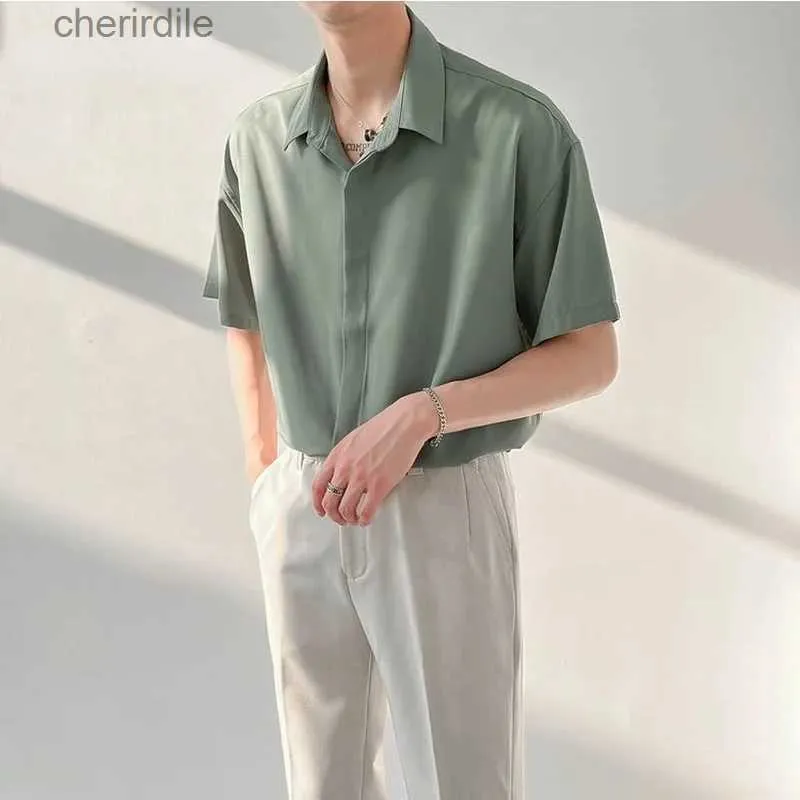 Мужские повседневные рубашки летние тонкие шелковая рубашка с короткой рукавами для мужской высококачественной корейской моды Свободный сплошной тренд с твердым цветом.