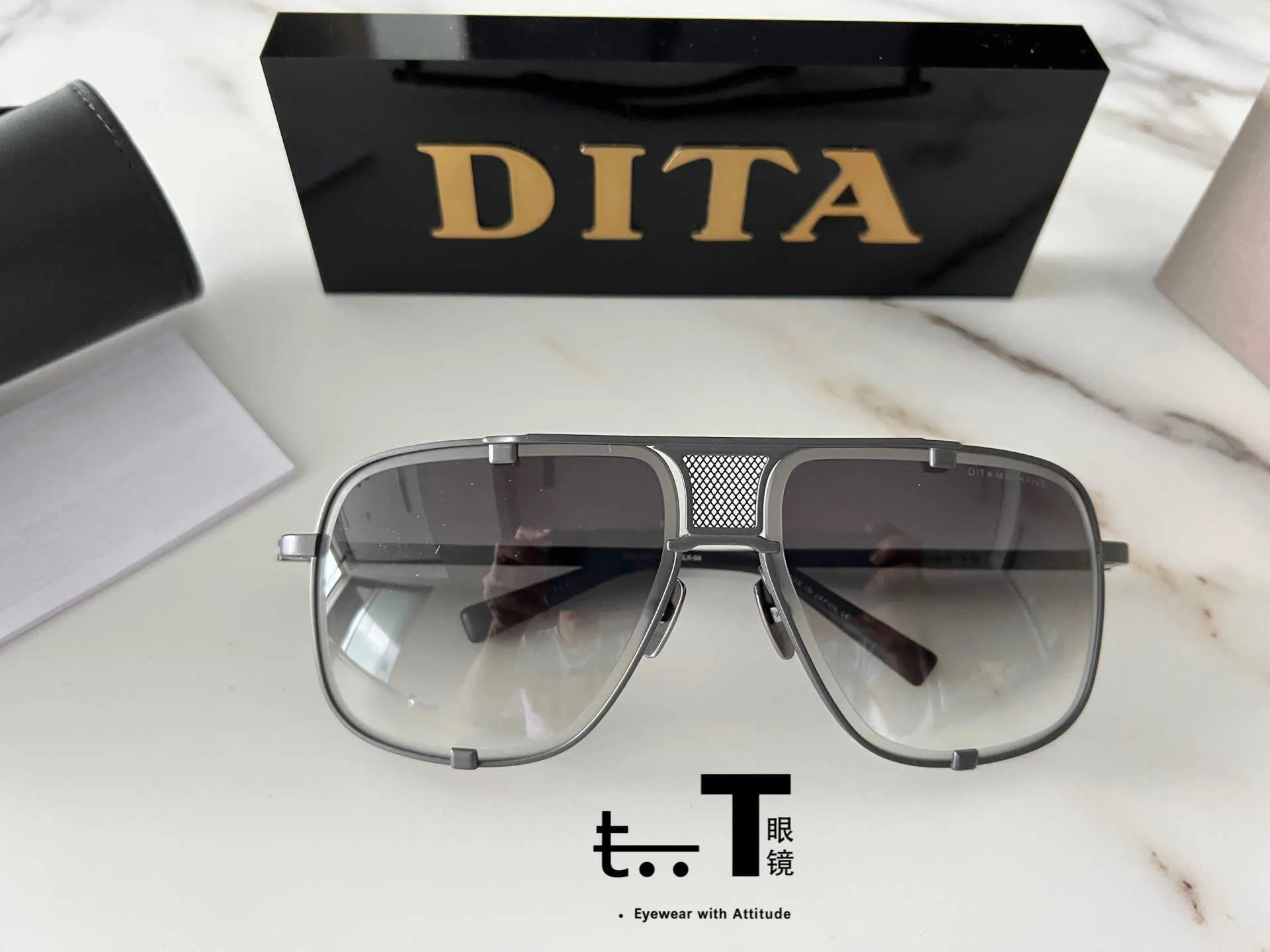Solglasögon till salu bara de nya Dita Mach-Five-solglasögon och är handgjorda i Japan