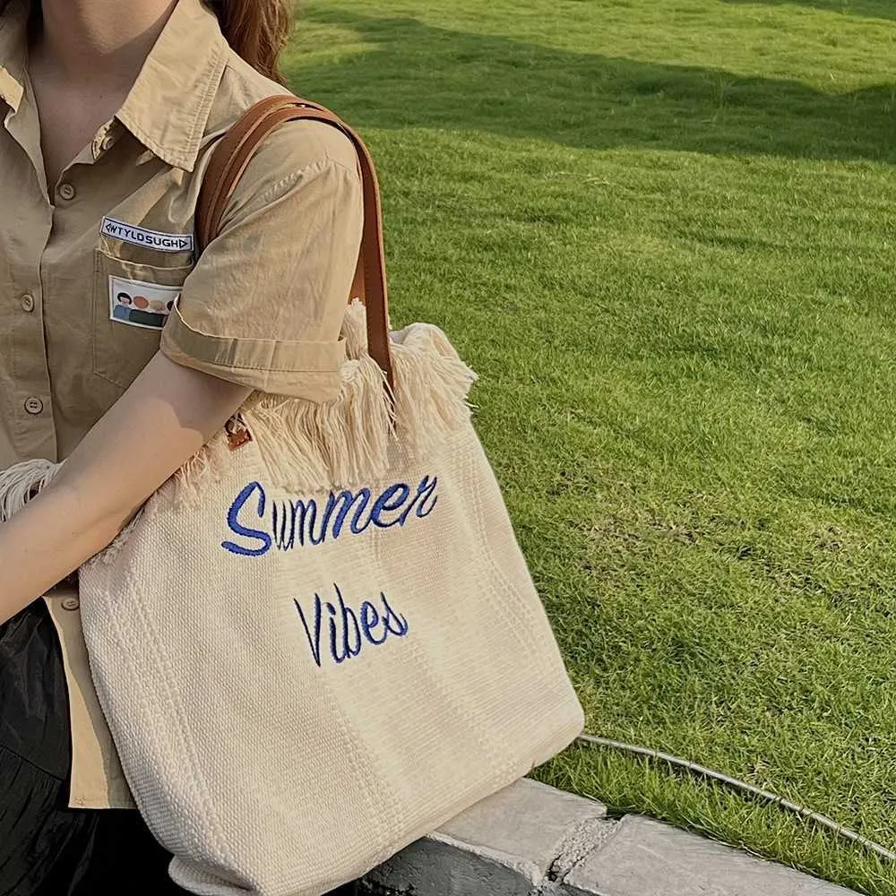 2024 New Korean Ins Embroidered Letter Tassel Canvas Bag with Large Capacity College Students One Shoulder Tote Bag for Women 240408