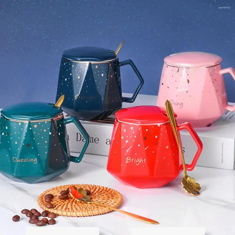 Tasses Starlight Starry Sky Mug avec couvercle et cuillère créative Boîte cadeau de café de grande capacité de grande capacité du bureau du couple de coupe en céramique