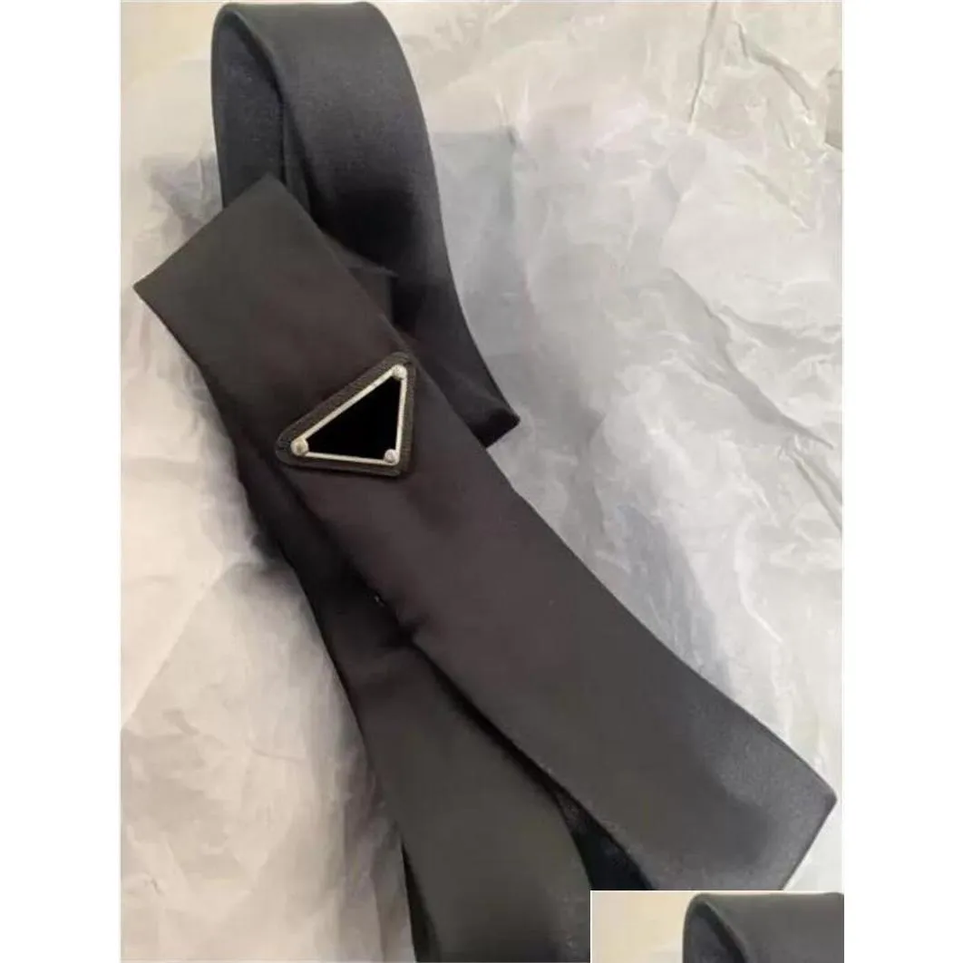 Neck liens Designer Tie Fashion Necktie Mens Femmes avec des lettres de motif Colombes Couleurs Necclues Triangle inversé Lettre géométrique Sui Dhji9