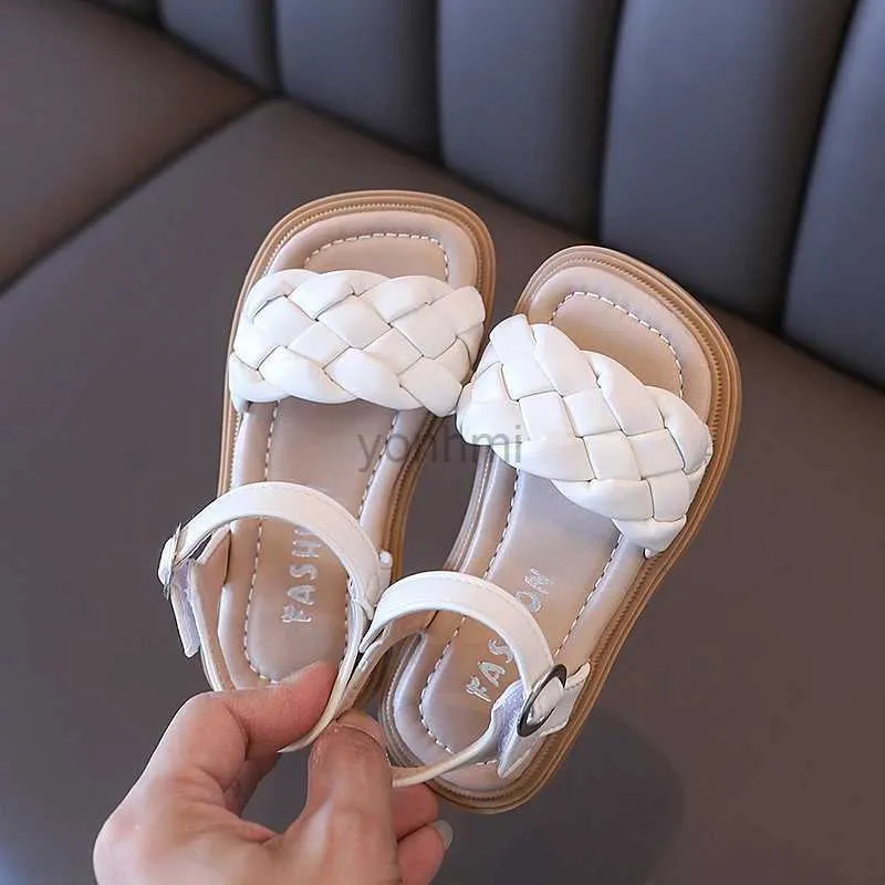 Slipper Chaussures pour tout-petits Girl Summer Traided Vacation Square Toe Toe mignon Sandales beige jaune 21-36 PU Cuir Fashion Kids Sliders 240408